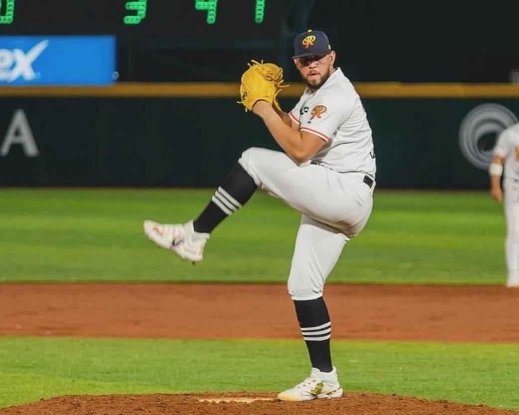 LUIS PACHECO FIRMA CONTRATO DE MENORES CON LOS YANKEES